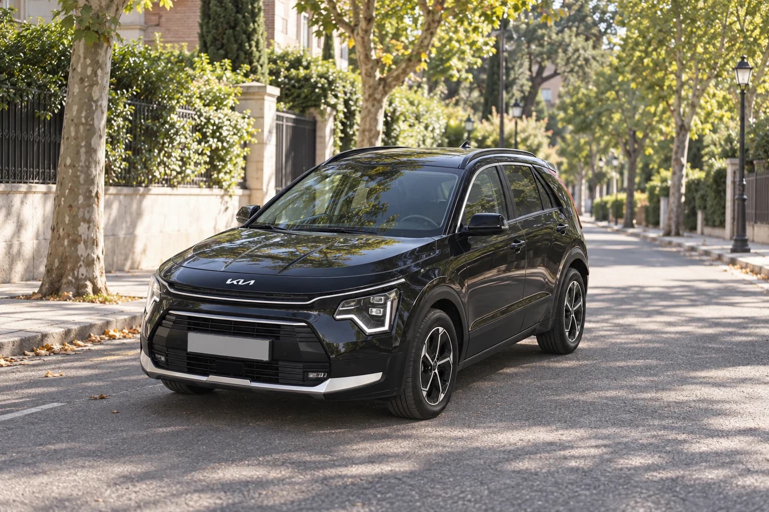 Kia Niro negro en una calle arbolada de Madrid por la mañana