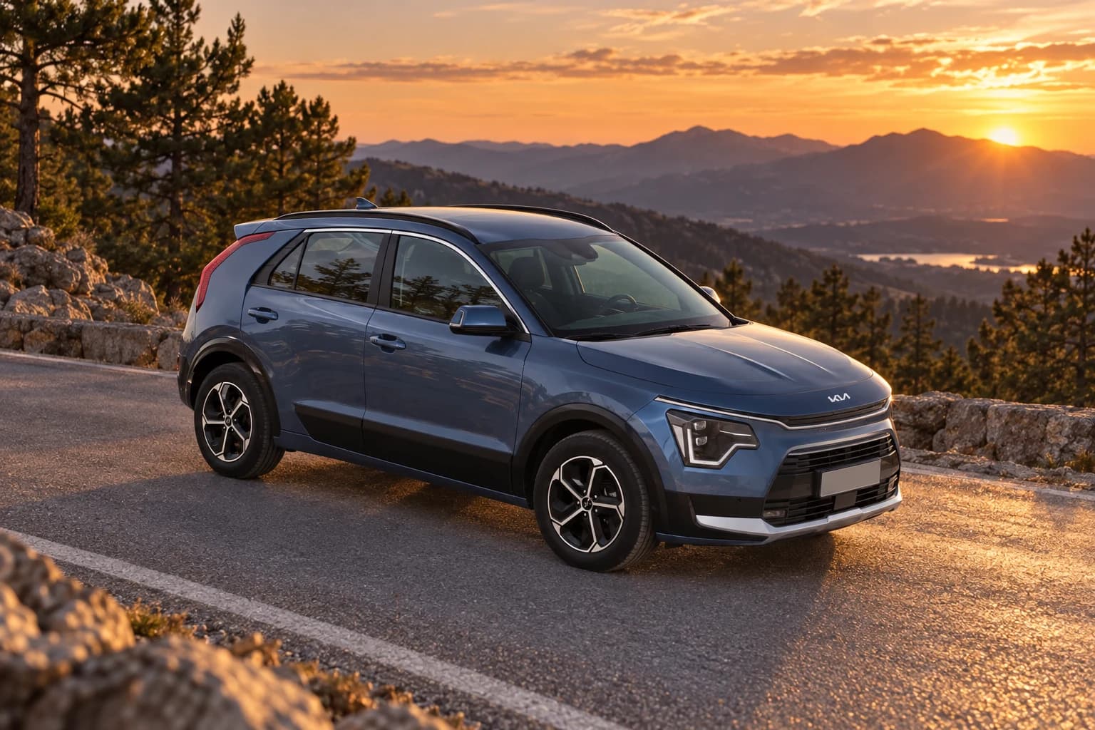 Kia Niro enchufable al atardecer en una carretera de la sierra de Madrid