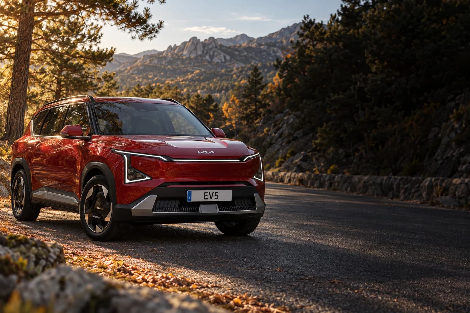 Kia EV5 rojo en una carretera de la Sierra de Guadarrama en otoño