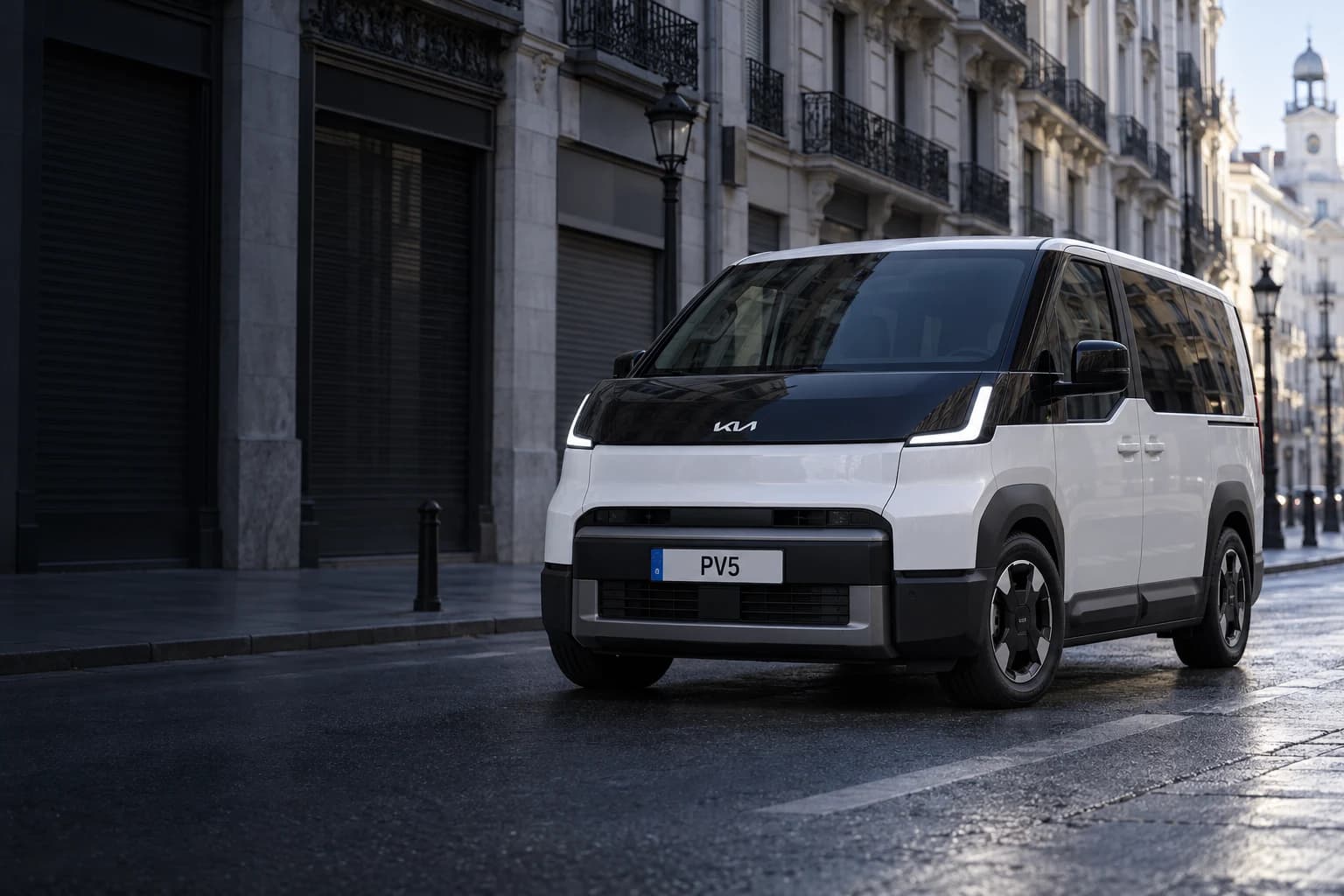 Kia PV5 Passenger blanco en una calle comercial del centro de Madrid a primera hora de la mañana
