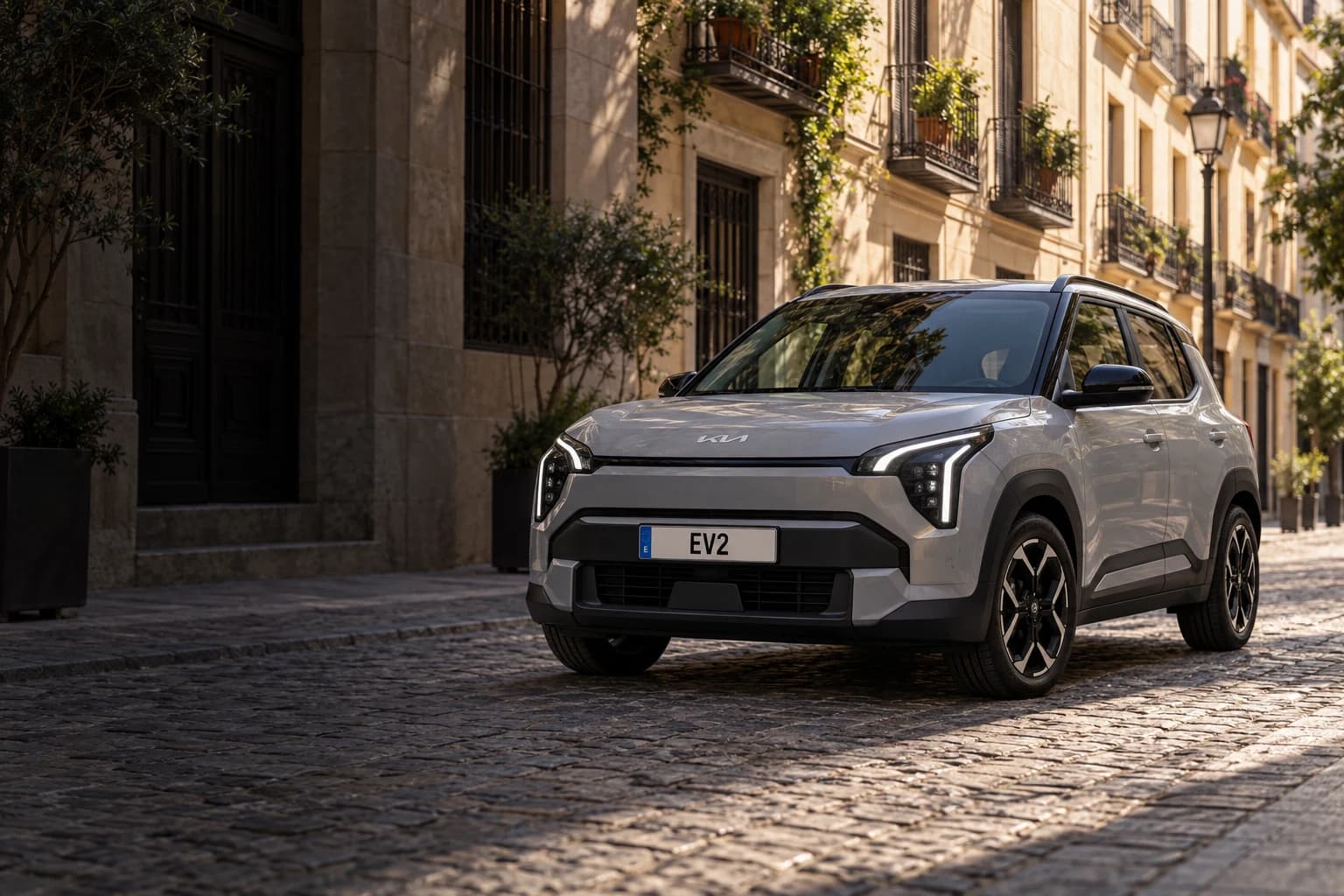Kia EV2 gris claro en una calle empedrada del Barrio de las Letras de Madrid por la mañana