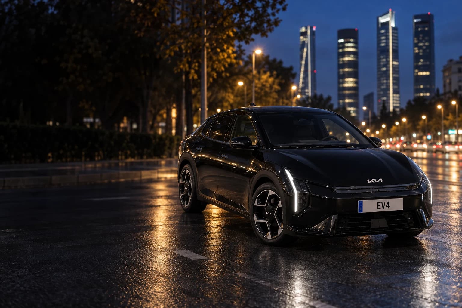Kia EV4 negro en el Paseo de la Castellana al anochecer, con las Cuatro Torres iluminadas al fondo