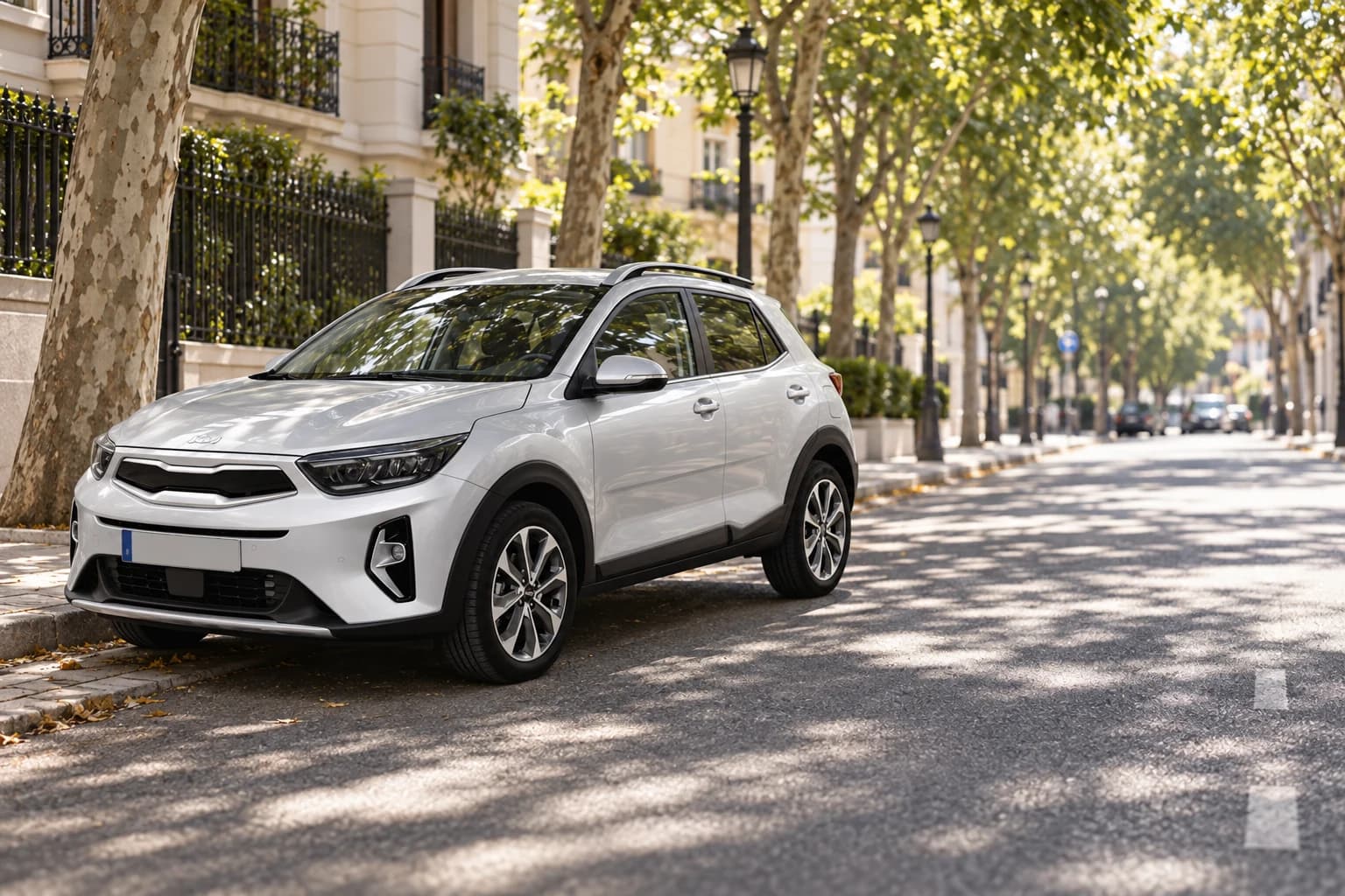 Kia Stonic plateado en una calle arbolada de Madrid por la mañana