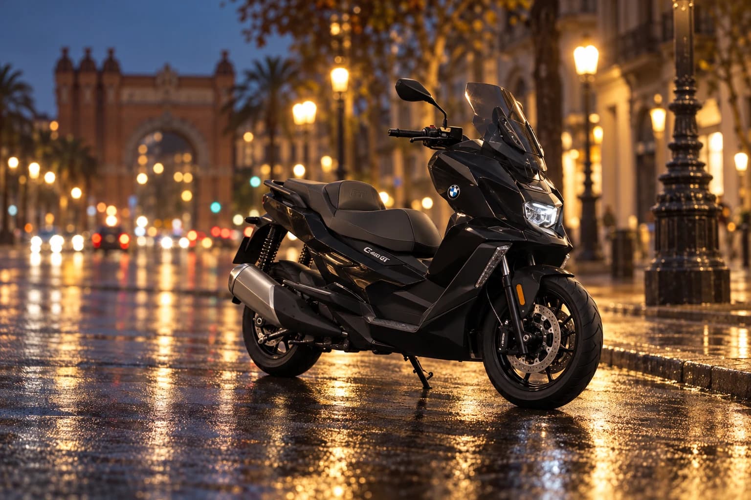 BMW C 400 GT negra en una calle de Barcelona al anochecer