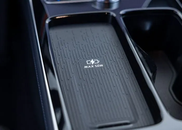 Interior del LEPAS L8: carga inalámbrica de 50 w