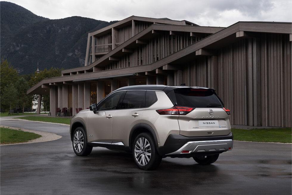 X-Trail-Static-High-FIve-980x653