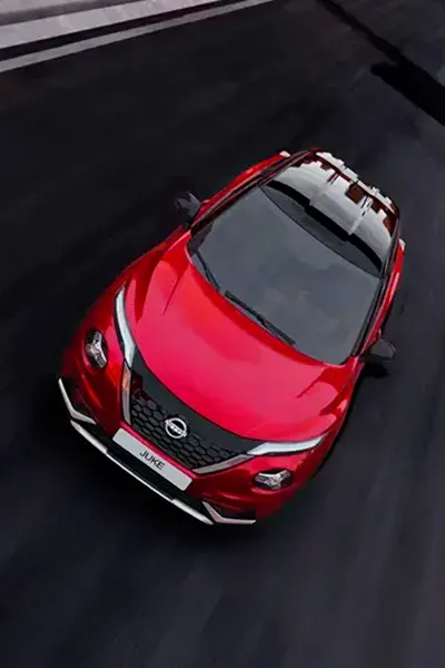 Nissan Juke rojo banner Foto de un Nissan Juke rojo en marcha visto desde arriba