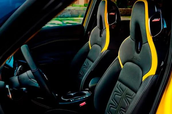 foto interior del Nissan Juke con vistas a los asientos frontales