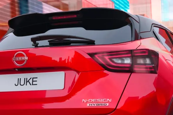 Foto del nissan juke rojo vista desde atrás