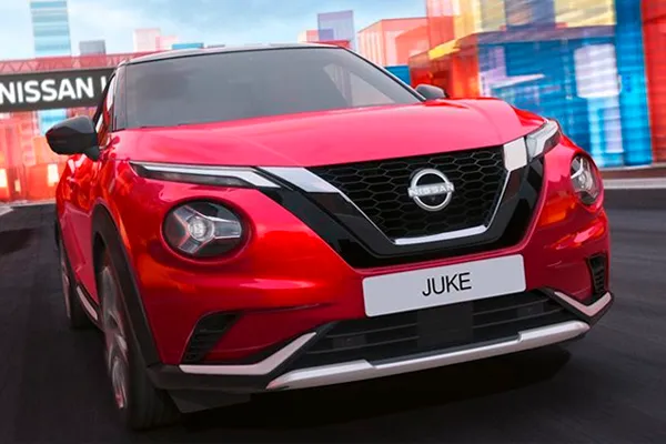 Foto frontal del Nissan Juke rojo en marcha en la carretera