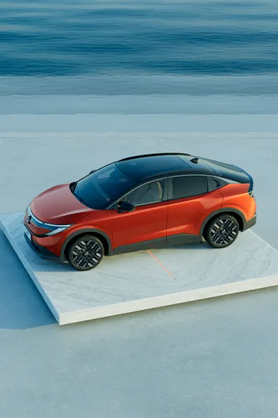 foto del nissan leaf naranja encima de una plataforma en formato banner