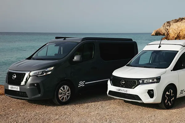 Nissan Ventus blanco Fotos de dos campers de Nissan aparcados al borde del mar