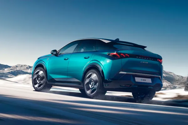 Foto del Peugeot 3008 en marcha por la nieve