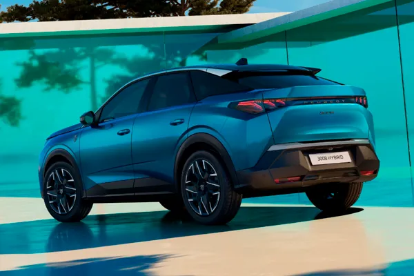 Foto del Peugeot 3008 azul aparcado visto desde atrás