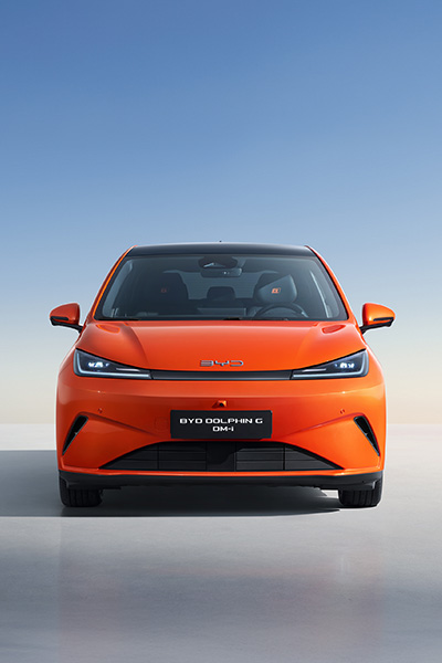 BYD Dolphin G DM-i naranja, vista frontal sobre fondo neutro