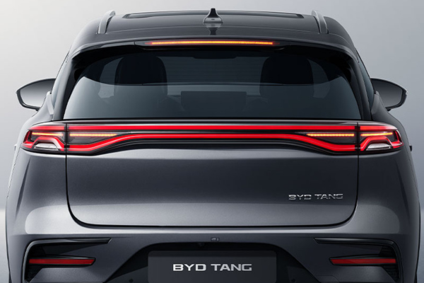 Trasera del BYD Tang de segunda mano en gris con piloto LED de lado a lado