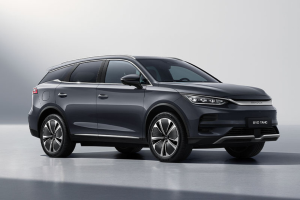 BYD Tang de segunda mano en gris, vista frontal lateral del SUV eléctrico