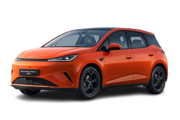 BYD Dolphin G DM-i naranja con techo negro sobre fondo blanco