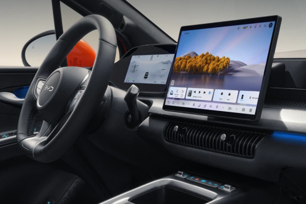 Interior del BYD Dolphin G DM-i: pantalla táctil giratoria y cuadro digital