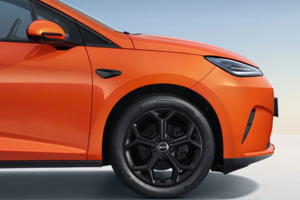 Detalle de la llanta de aleación negra del BYD Dolphin G DM-i naranja