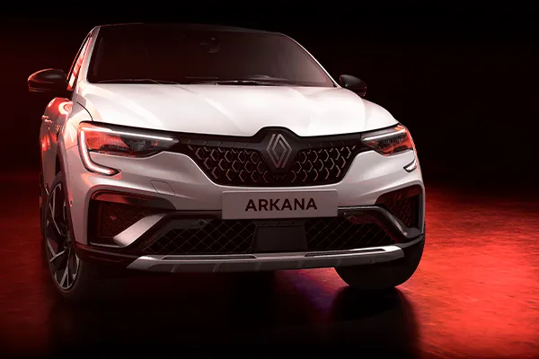 Renault Arakana Stock VO frontal Foto frontal del Renault Arkana blanco con fondo oscuro