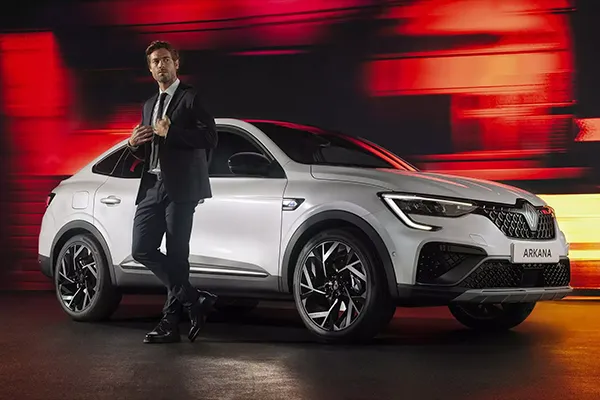 Foto del lateral del Renault Arkana con hombre posando