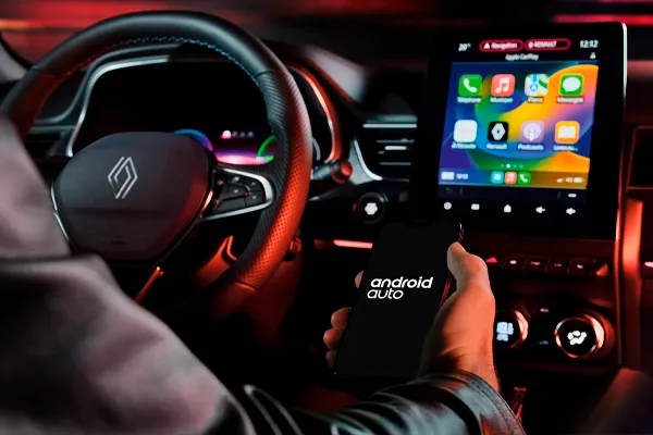 Renault Arakana Stock VO interior Foto de un hombre sujetando un móvil dentro del Renault Arkana