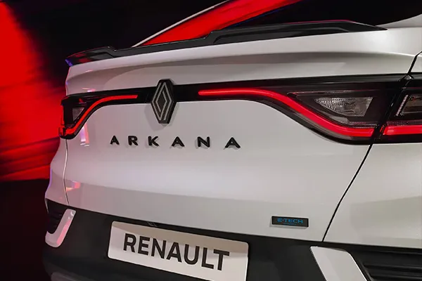Renault Arakana Stock VO trasera Foto trasera del Renault Arkana blanco