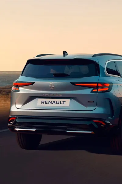Foto del Renault Espace vista atrás en la carretera en formato banner