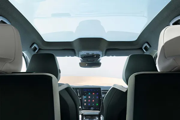 Foto mostrando el interior del Renault Espace con vistas al techo