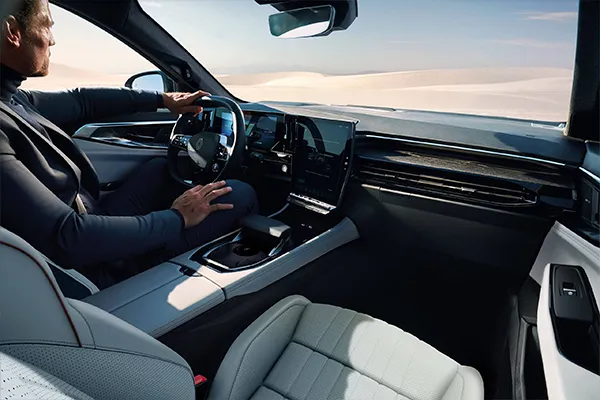 Foto interior de un hombre conduciendo el Renault Espace