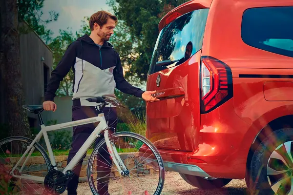 Renault Kangoo Stock VO Bicicleta Foto de un hombre abriendo el maletero del Renault Kangoo para meter su bicicleta