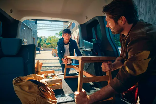 Renault Kangoo Stock VO maletero Foto de un padre y su hijo introduciendo muebles en el Renault Kangoo