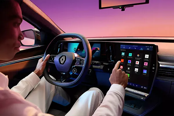 Foto de un hombre tocando la pantalla táctil del Renault Rafale