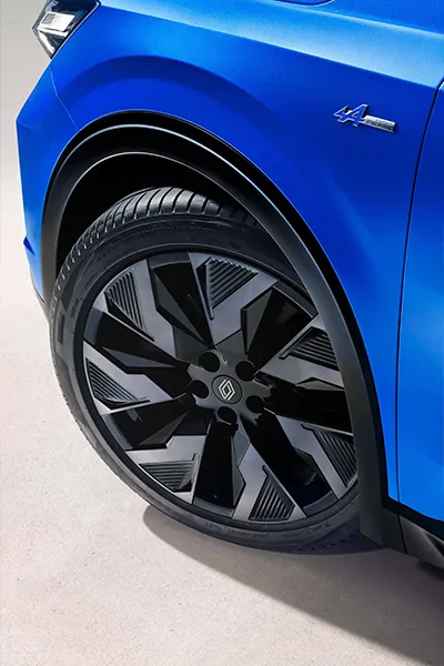 Foto detalle de la rueda del Renault Rafale en formato banner