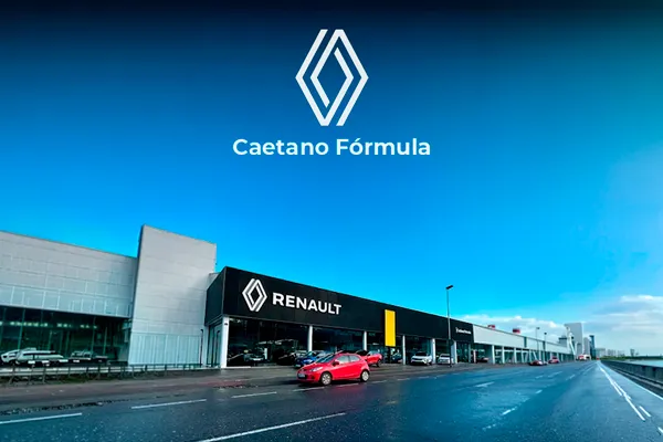 Foto de un concesionario Renault con el logo de Caetano Fórmula encima