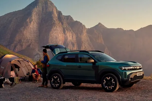 Dacia duster stock vo Foto de gente acampando con el maletero del Dacia Duster abierto