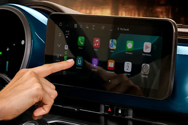 Foto de una mano tocando la pantalla táctil del Fiat 500