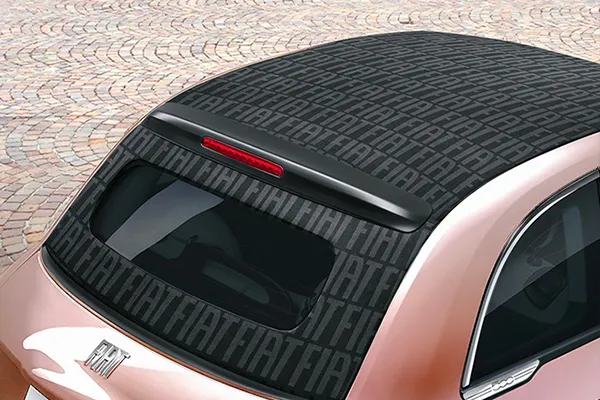 Foto aérea del techo del Fiat 500 rosa y negro