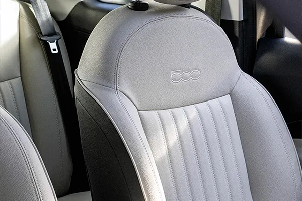 Foto interior de los asientos grises de un Fiat 500
