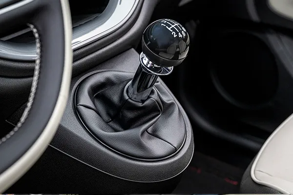 Foto interior del Fiat 500 que muestra la palanca de cambios