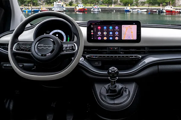 Foto interior del volante e interfaz del Fiat 500