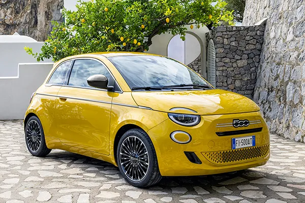 Foto de un Fiat 500 amarillo aparcado en la calle