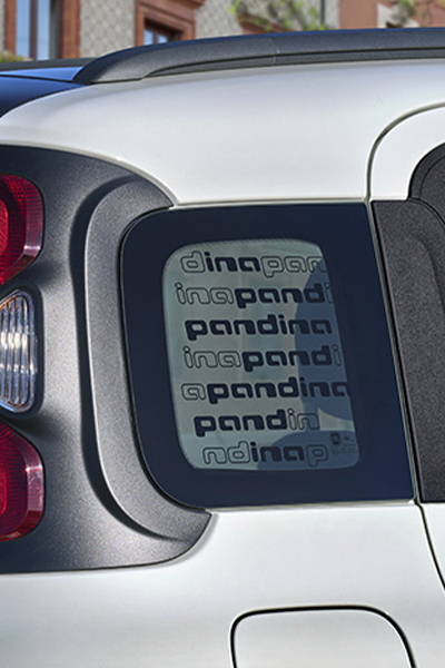 Foto del logo del Fiat Pandina en el hueco de la ventanilla