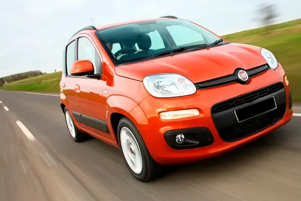 Foto del Fiat Panda rojo del año 2018 en la carretera