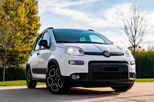 Foto del Fiat Panda Pandina blanco del año 2020 aparcado en la calle