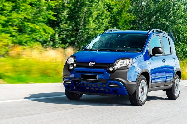 Foto del Fiat Panda Pandina azul en la carretera