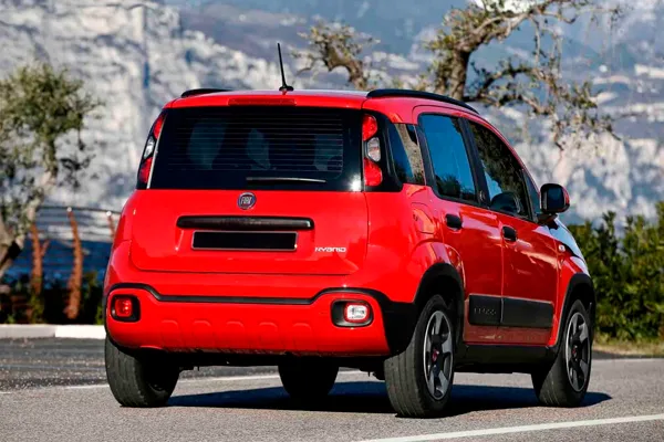 Fiat Panda Pandina rojo aparcado visto desde atrás con montañas de fondo