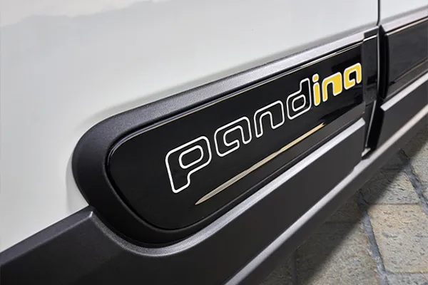 Foto del logo lateral de la puerta del Fiat Pandina