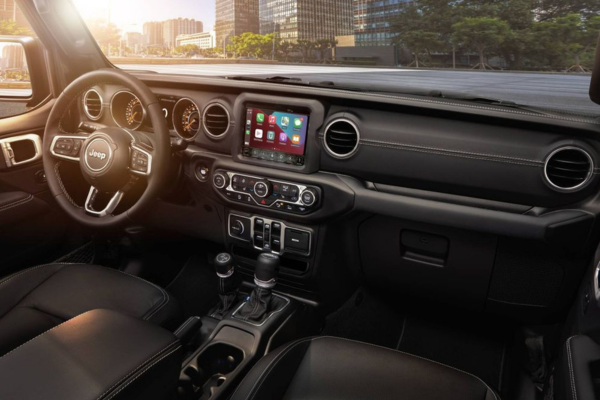 Interior del Jeep Gladiator de segunda mano Interior Jeep Gladiator de segunda mano con pantalla táctil y volante multifunción